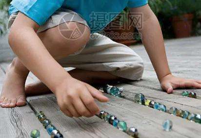 小时候弹珠子的玩法（80、90后小时候最喜欢的弹珠游戏玩法介绍）