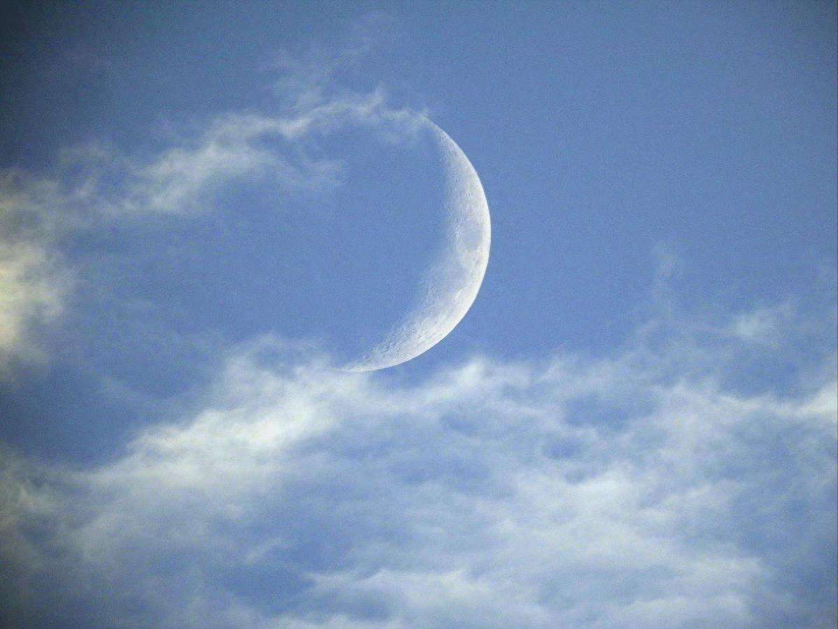白天的月亮叫什么（揭秘日月同辉这个奇妙的现象）